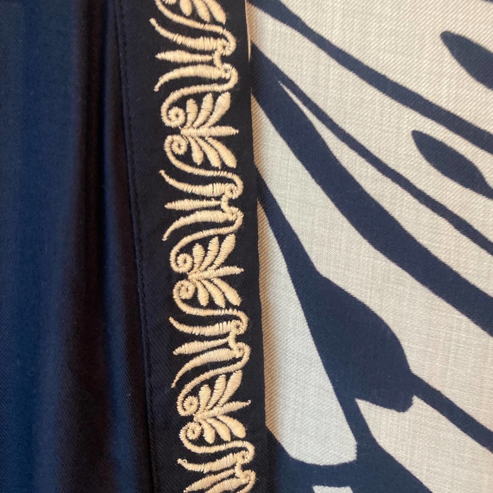 Chico’s reversible butterfly to solid kimono with embroidery detail Size S/M - Picture 3 of 8